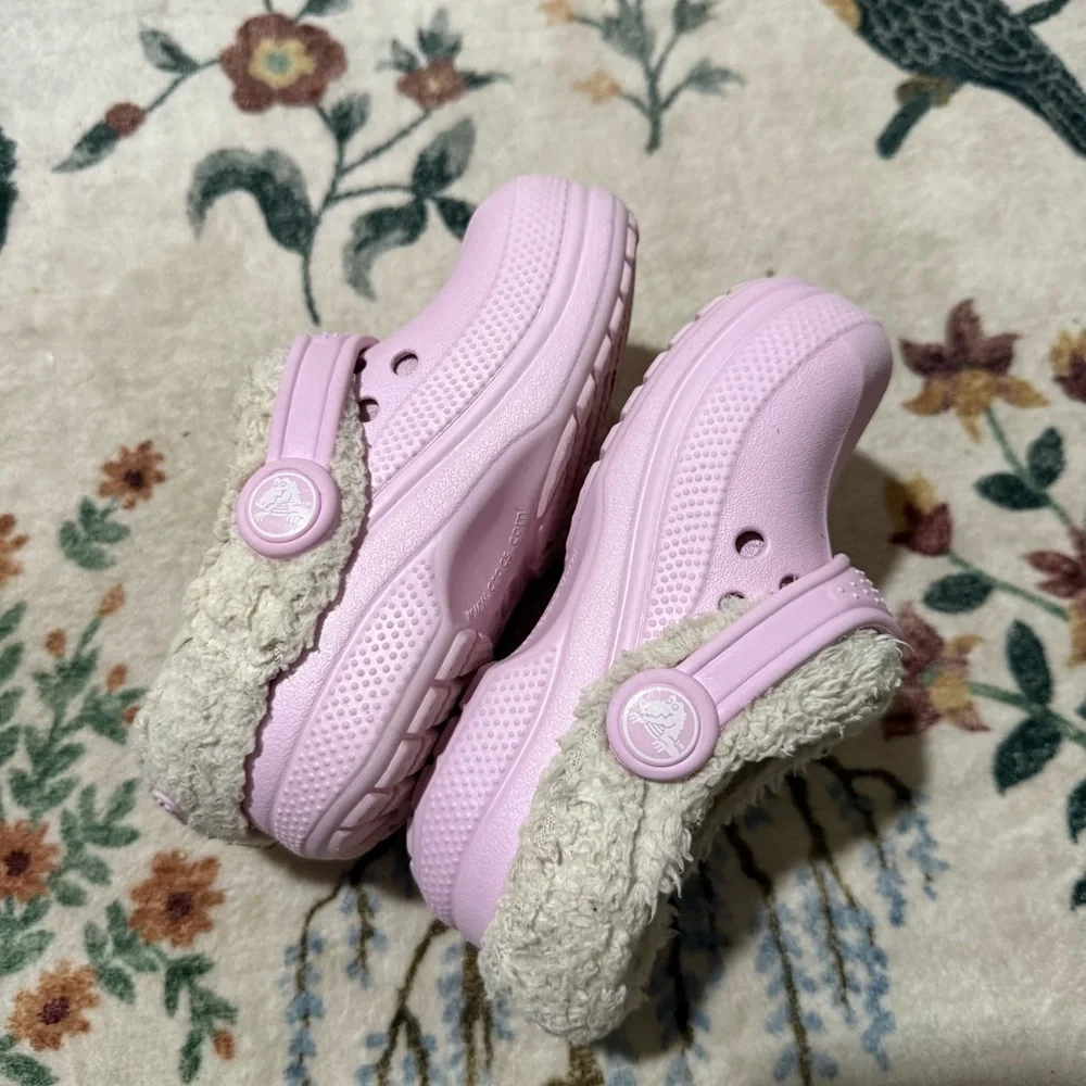 CROCS pink  Fuzzy Lined Clogs size 9